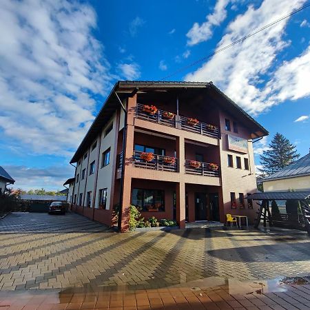 Hotel Enigma Bucovinei à Vicovu de Jos Extérieur photo