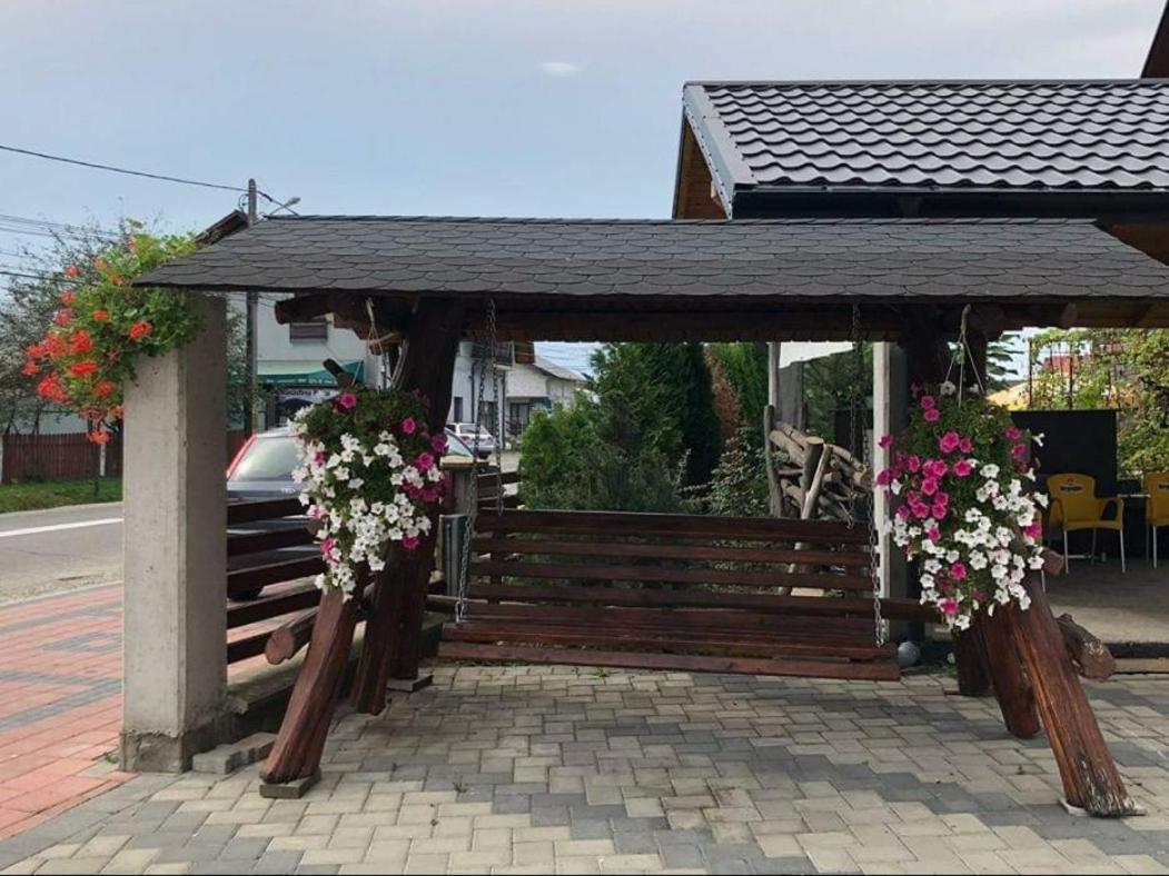Hotel Enigma Bucovinei à Vicovu de Jos Extérieur photo
