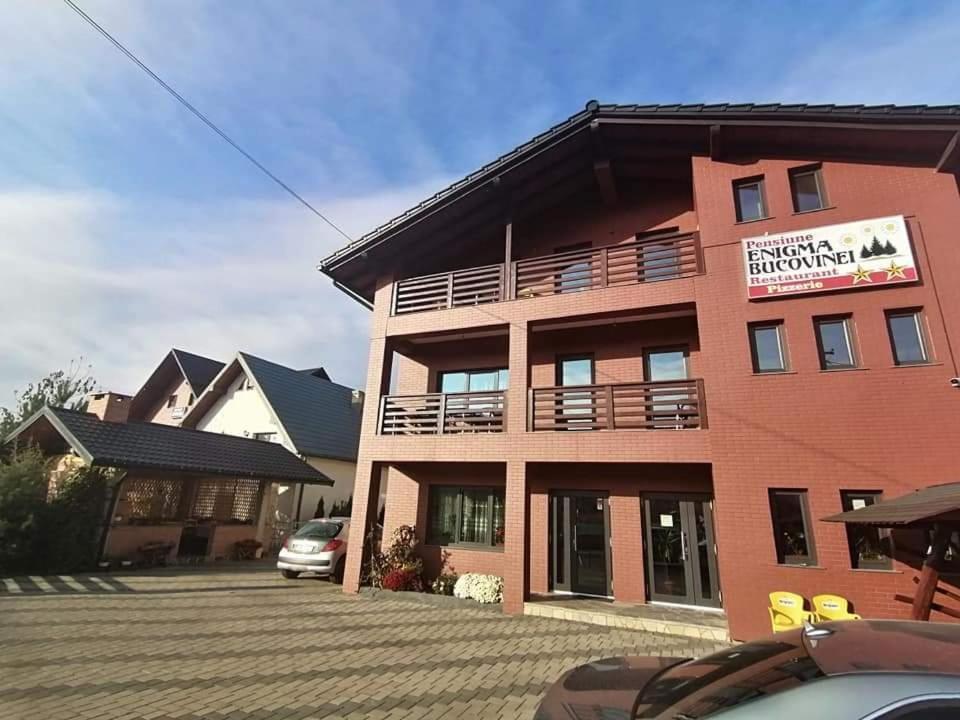 Hotel Enigma Bucovinei à Vicovu de Jos Extérieur photo
