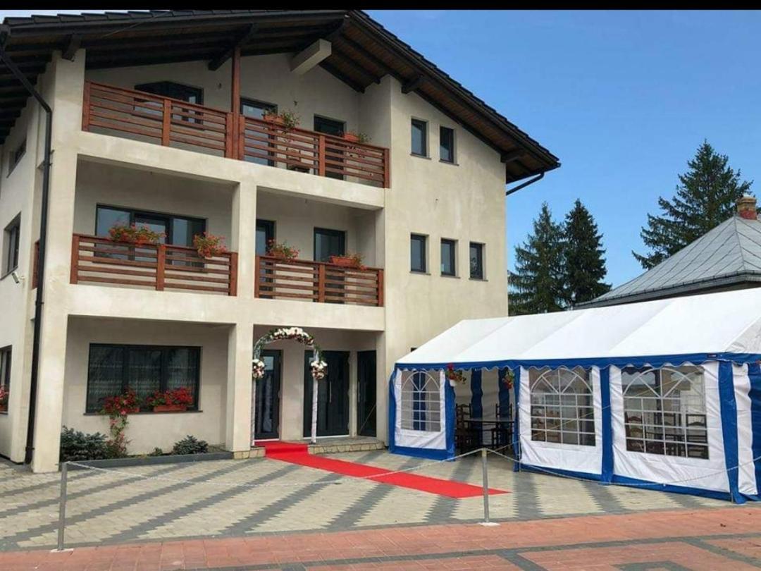 Hotel Enigma Bucovinei à Vicovu de Jos Extérieur photo