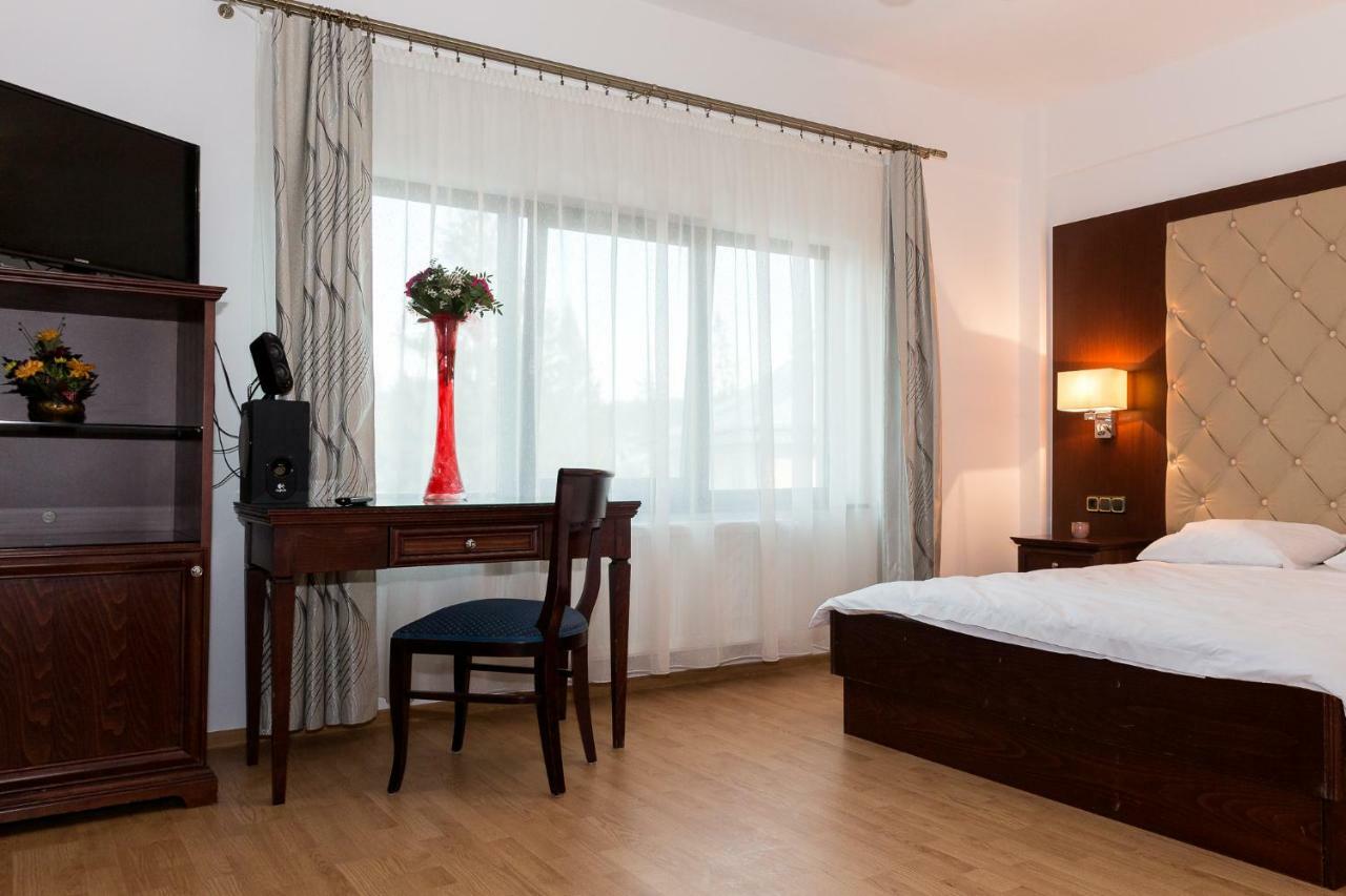 Hotel Enigma Bucovinei à Vicovu de Jos Extérieur photo
