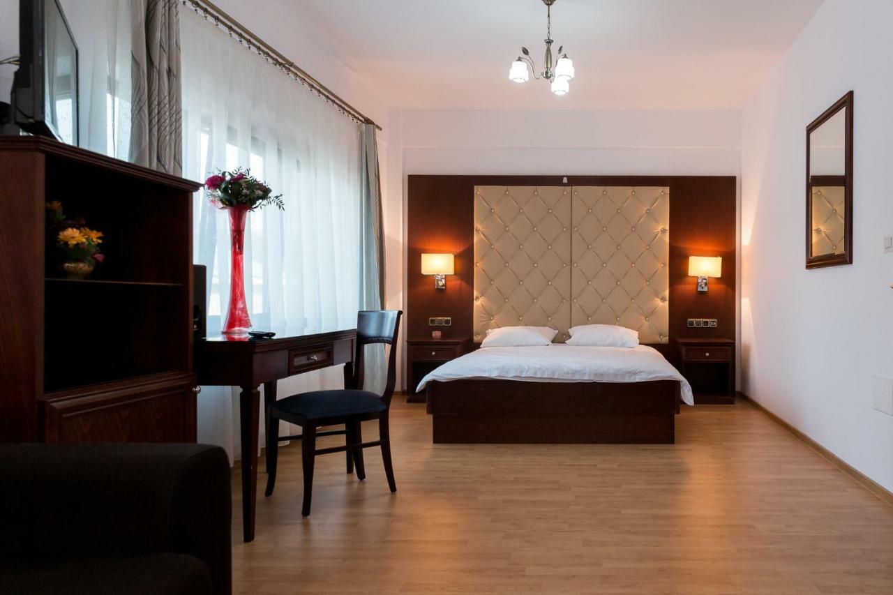 Hotel Enigma Bucovinei à Vicovu de Jos Extérieur photo