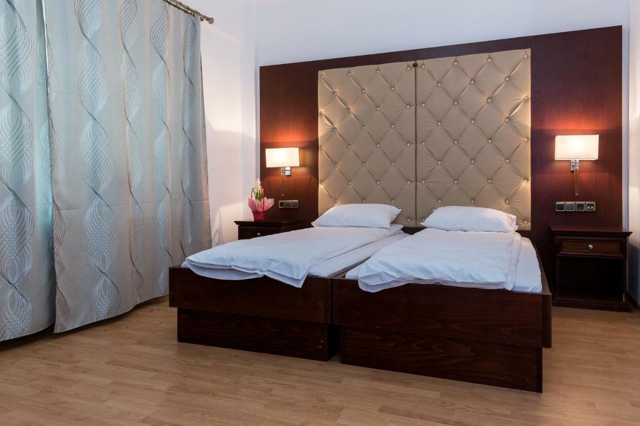 Hotel Enigma Bucovinei à Vicovu de Jos Extérieur photo