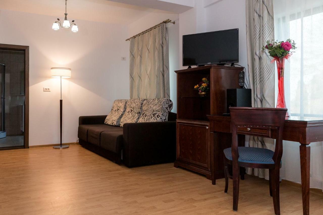Hotel Enigma Bucovinei à Vicovu de Jos Extérieur photo