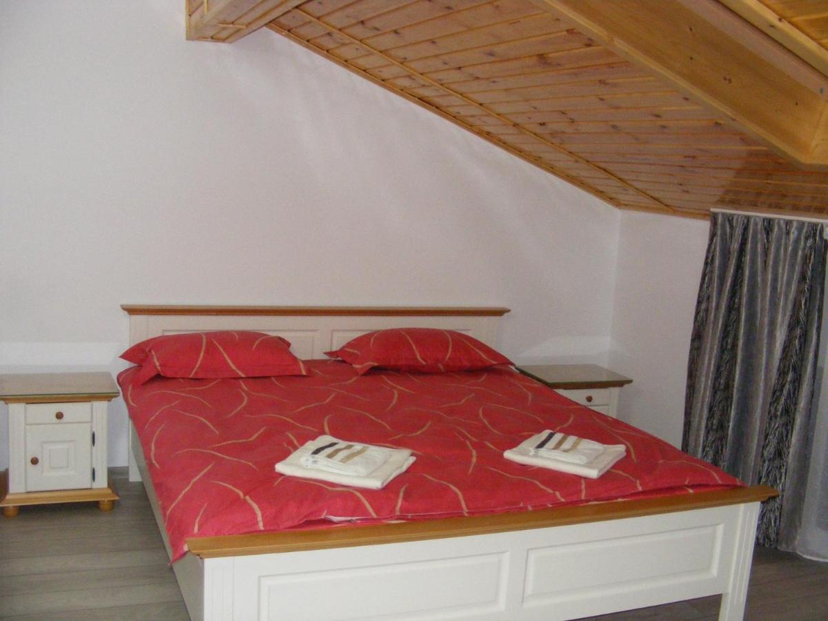 Hotel Enigma Bucovinei à Vicovu de Jos Extérieur photo