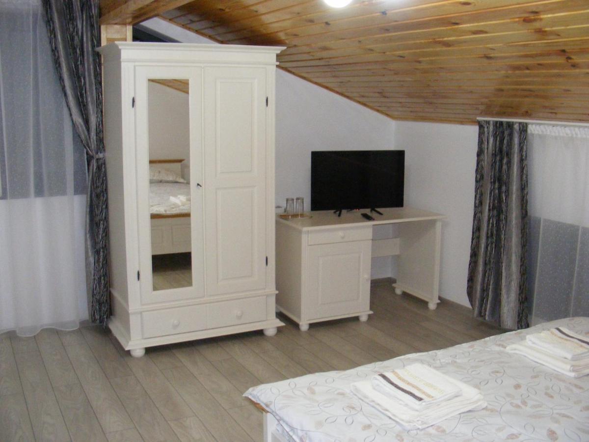 Hotel Enigma Bucovinei à Vicovu de Jos Extérieur photo